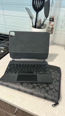 Apple Magic Keyboard for iPad Pro  10.9”