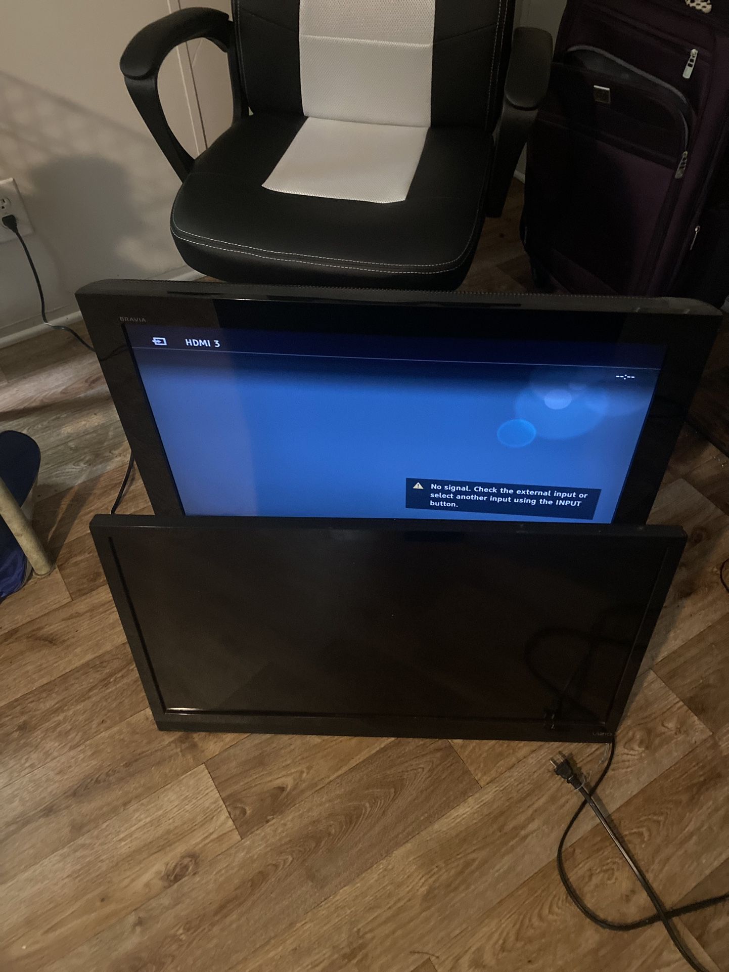 Lg 32 In And Visio 25 In Tv
