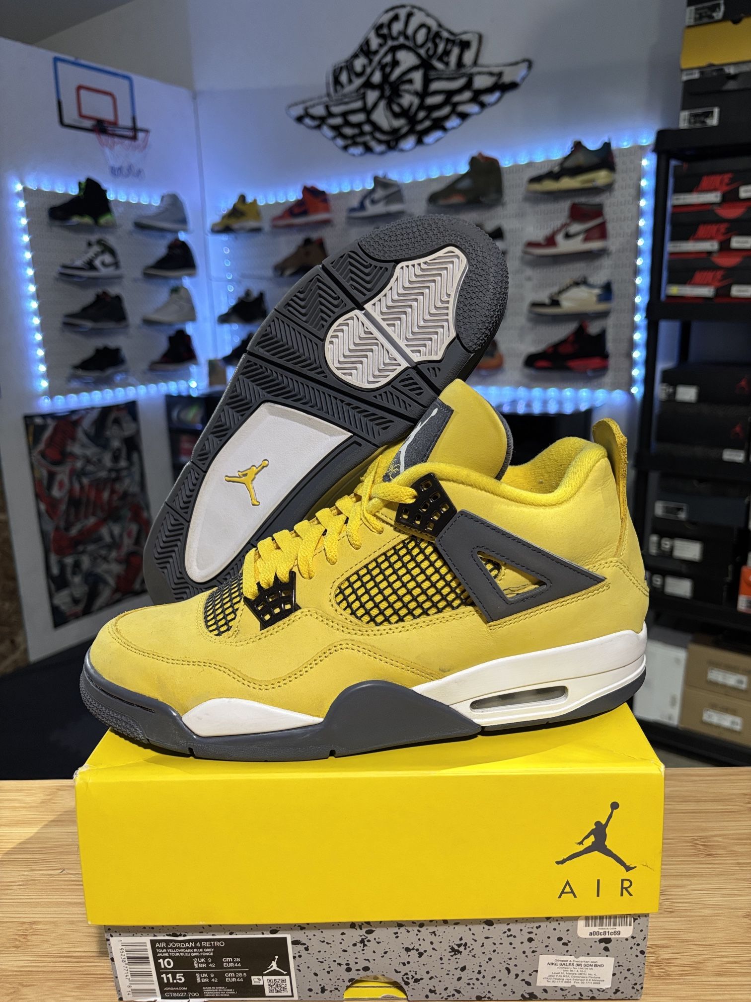 AIR JORDAN 4 RETRO “LIGHTNING” SIZE 10