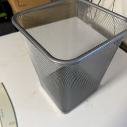 Like new office trash can