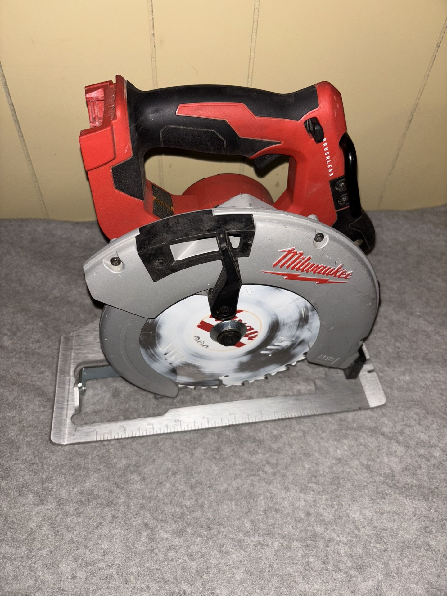 Milwaukee M18 18V Lithium-Ion Brushless Cordless 7-1/4 in. Circular Saw (Tool-Only)