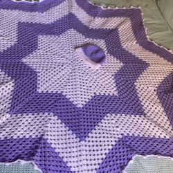 Handmade baby blanket with hat/ Manta de bebé hecha a mano con gorro