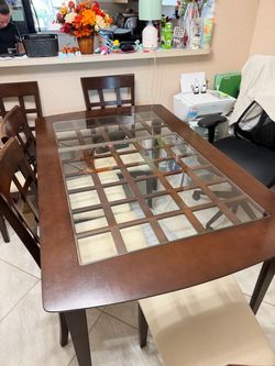 Dining room table with 6 chairs