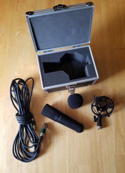 Large diaphragm studio condenser mic with case , shockmount & mic cable - never used / mint condition
