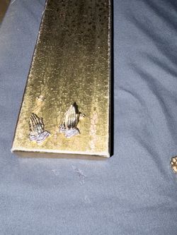 2.3g Gold hands earrings 2.3g 10k