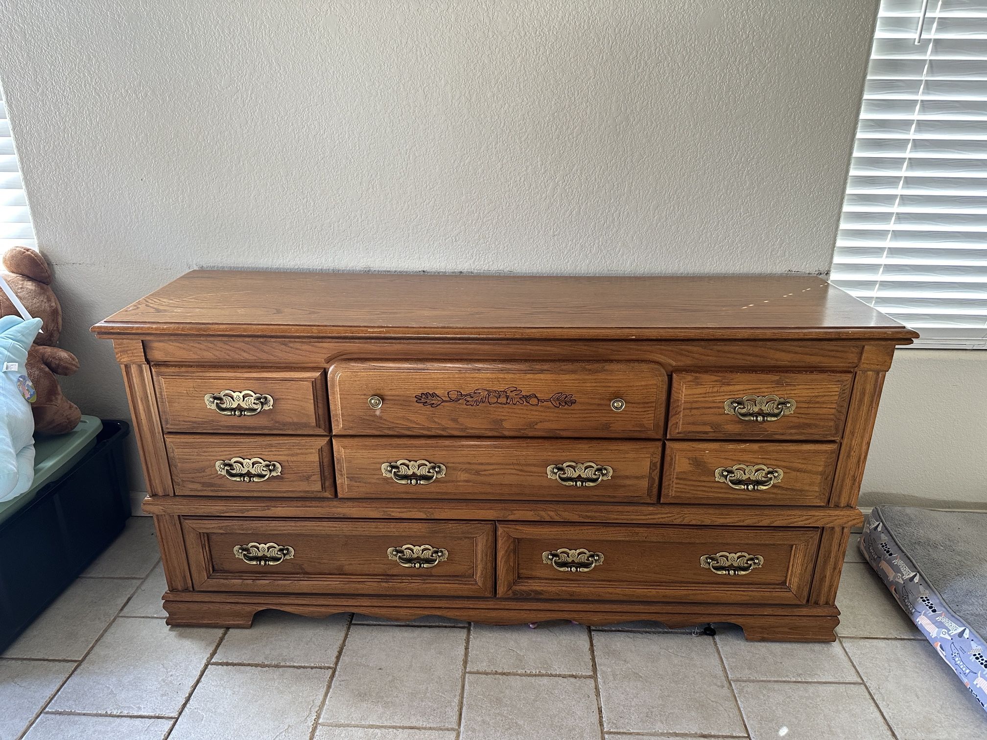 Broyhill Solid Wood Dresser – 8 Drawers, Excellent Condition, Very Sturdy