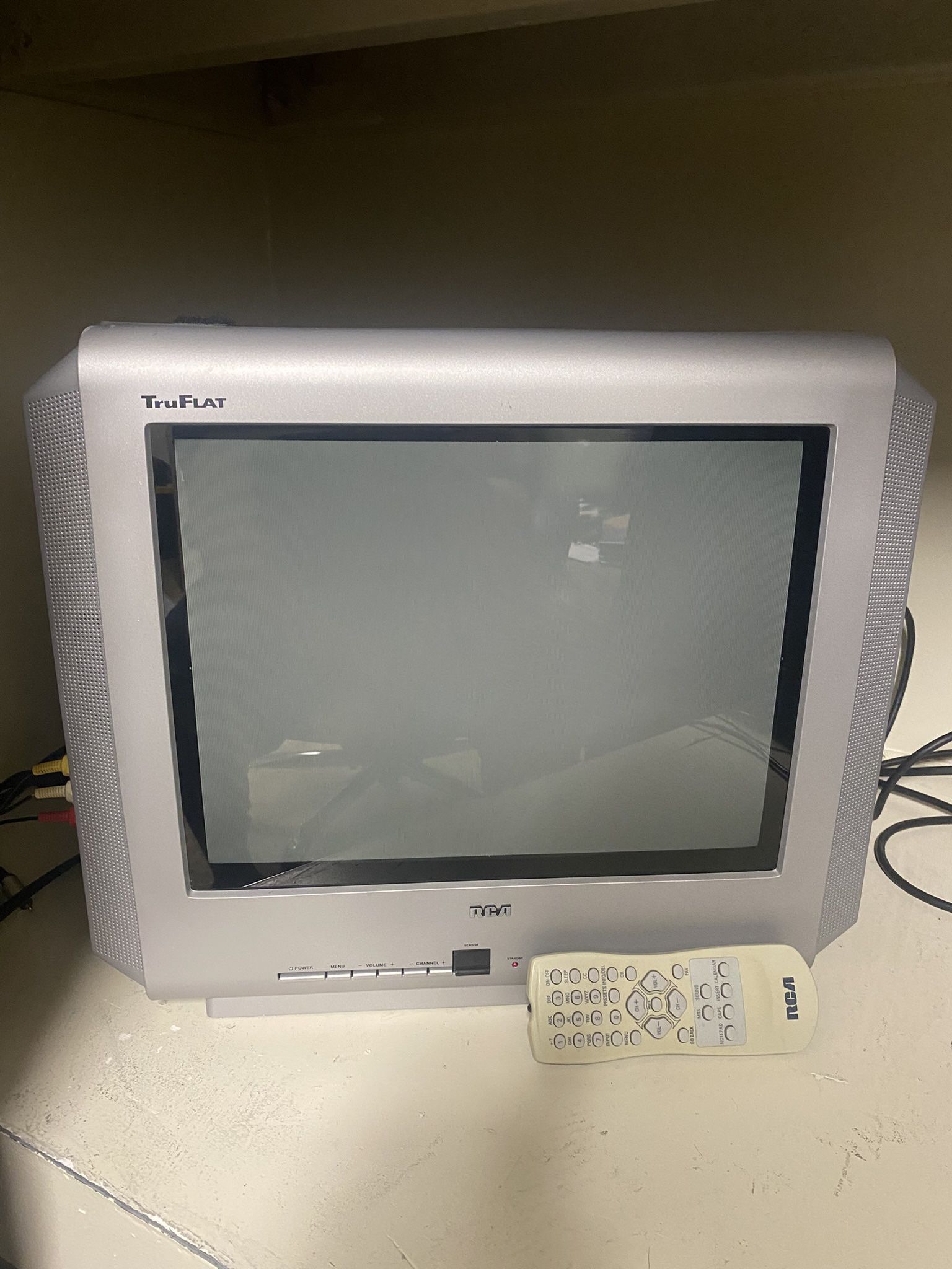 RCA Tru Flat 14” CRT Tv With Remote