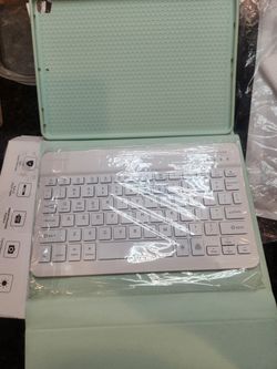 New Ipad Cover with Magnetic Keyboard 9th, 8th, Or 7th Gen.