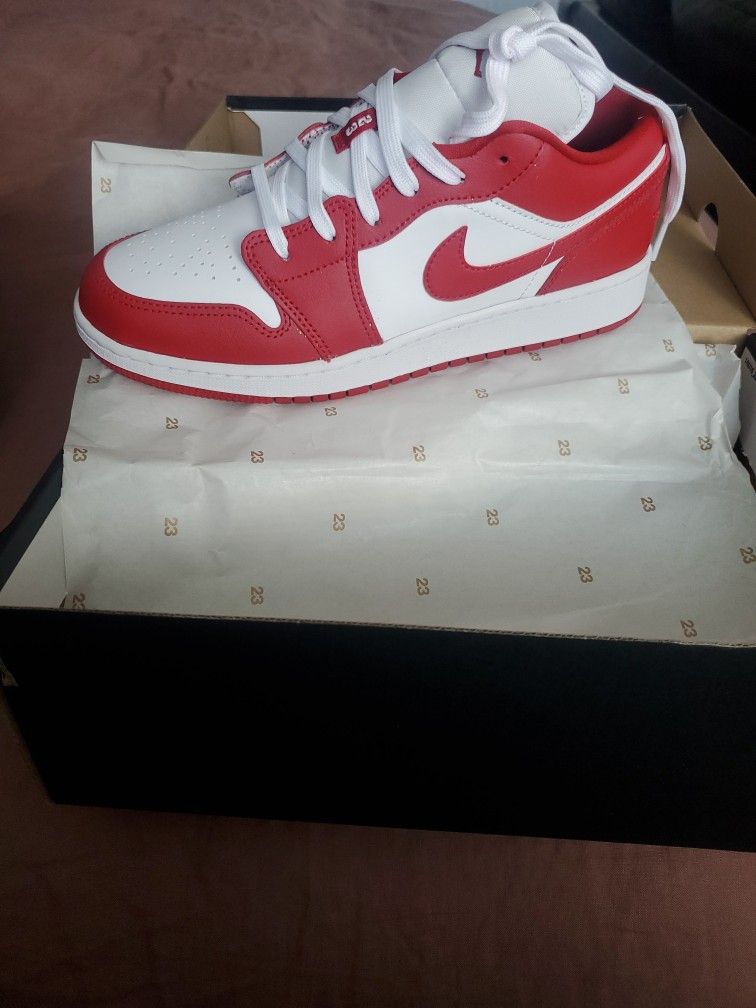 AIR JORDAN LOW (GS) GYM RED/GYM RED WHITE 7Y