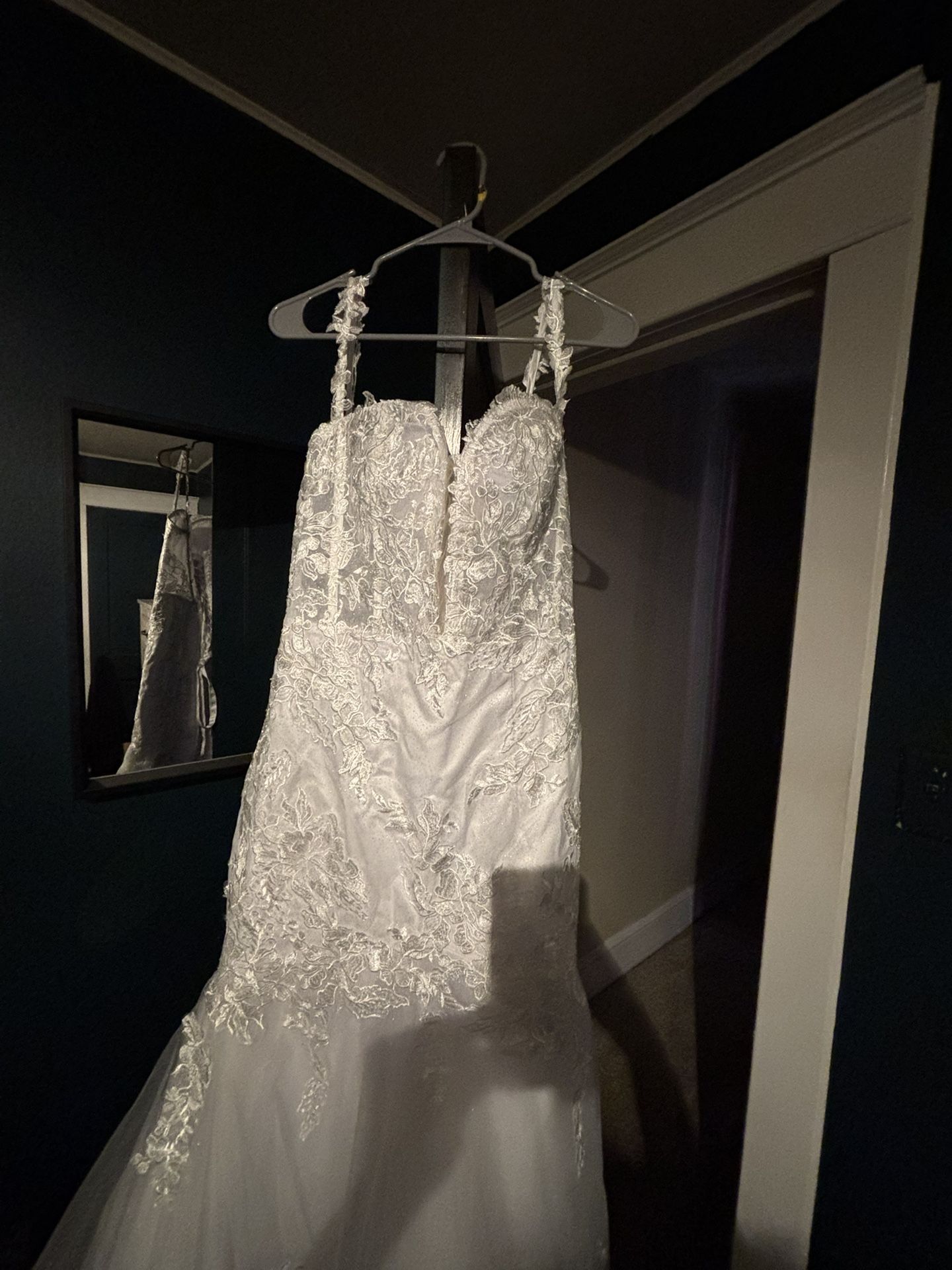 Size 12 White Sparkly Mermaid Wedding Dresses for Bride Long V Neck Lace Appliqeus Tulle Bridal Gowns with Train