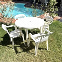 White Plastic Dining Set Table And 4 Chairs 