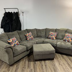 Ashley Furniture, Sectional Living room Set w/Ottoman, Grey 