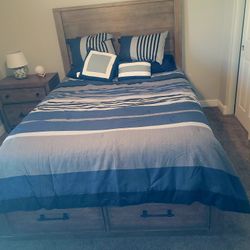 Luxurious Queen Bedroom Ensamble 