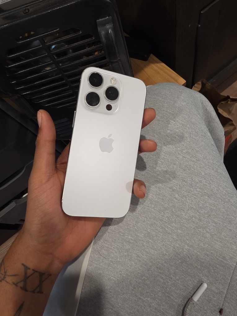 Unlcoked Iphone 16 PRO Bundle