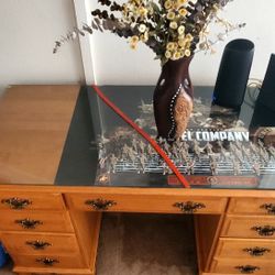 Escritorio De Buena Calidad 100% Madera No Aglomerado ,Marca MOOSEHEAD Exelente Condiciones 
