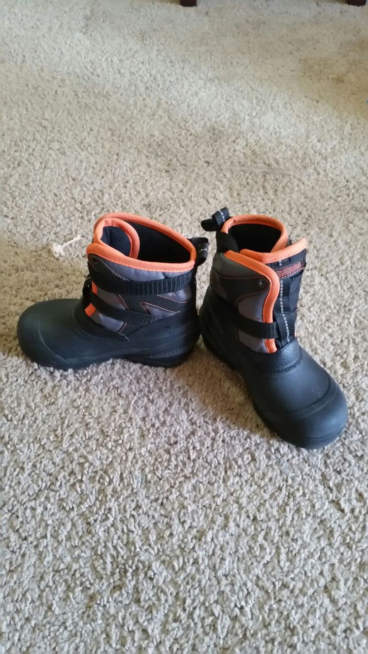 Botas de invierno para niño .winter boots for little kid