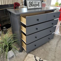 ✨✨BEAUTIFUL GRAY TALL AND WIDE 4 DRAWER DRESSER✨✨