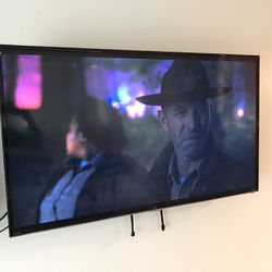 43” Roku Smart Tv With Wall Mount