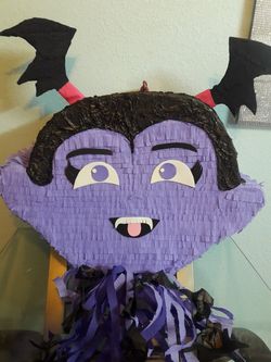 Vampirina piñata grande