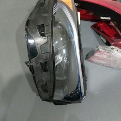 2022 MBZ EQB RIGHT HEADLIGHT 