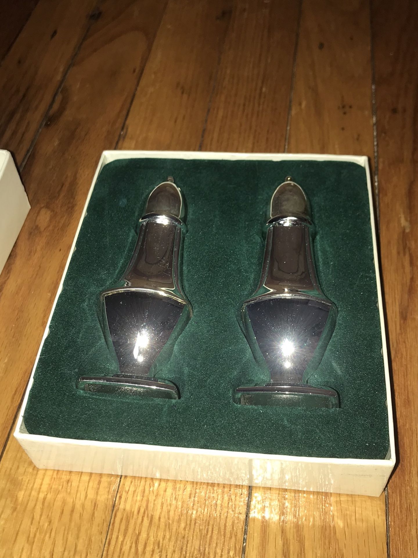 Oneida Chippendale Salt & Pepper Set (silverplate) (Original packaging)