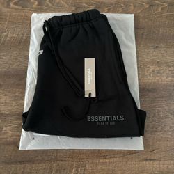 Black Essentjal Shorts (L)