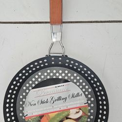 New. Mr. Bar-B-Q Premium Non Stick Grilling Skillet with Folding Handle Diameter 12" H1.75"