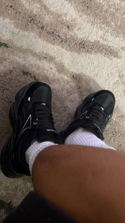 Men’s shoe size 9