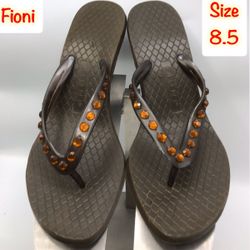 Fioni Women’s Brown Heel Flip flops 8.5