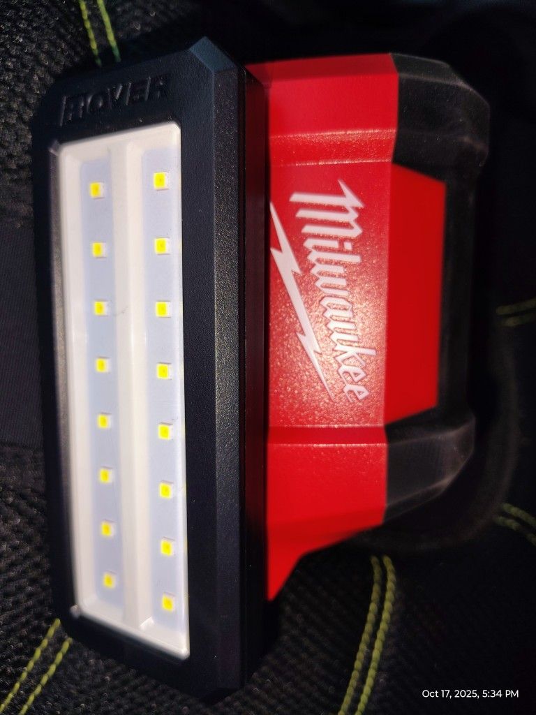 Milwaukee M12 Flood Light