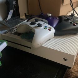 xbox one with 3 controllers 