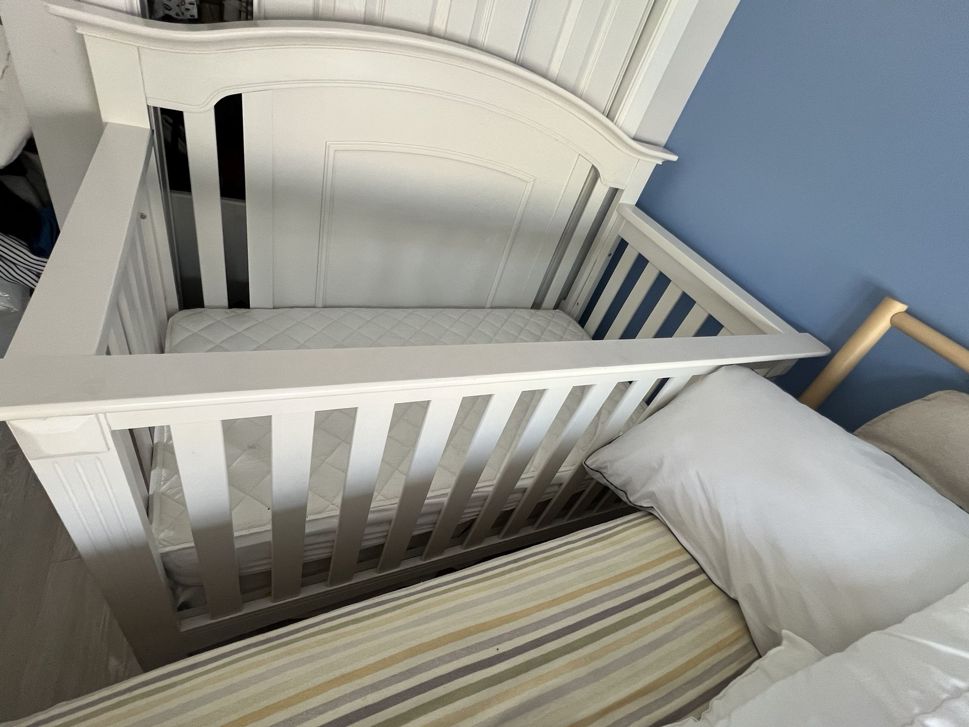 Oxford Baby In Convertible Crib In White