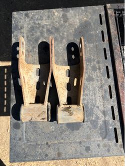 Chevy drop shackles