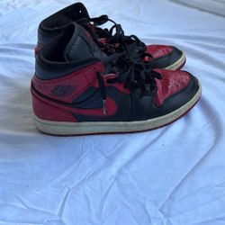 Boys Jordan 1 Mid ‘Banned’ Size 8