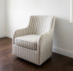 Sillón tapizado a rayas en buen estado