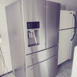 like new Samsung 4-door stainless French door ice and water fridge with warranty