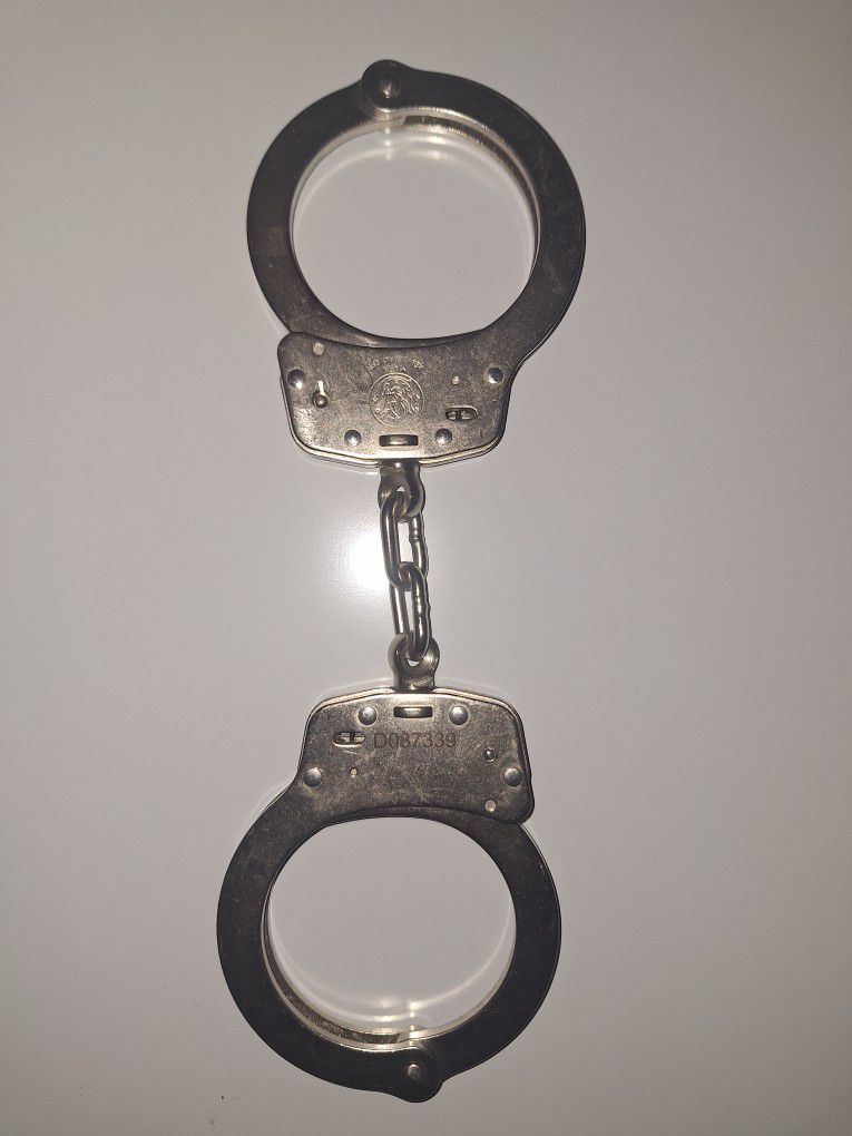 S&W Chain link Handcuffs