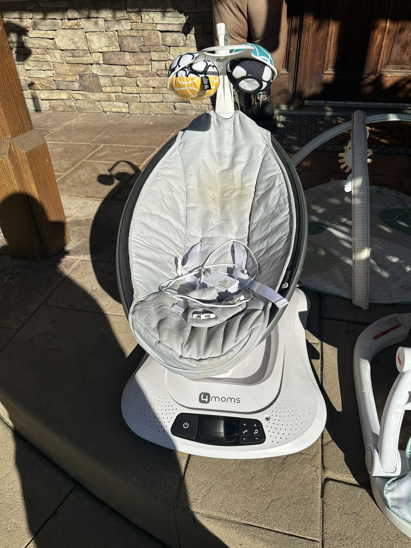 4MOM swinging bassinets,infant seat and play Met 