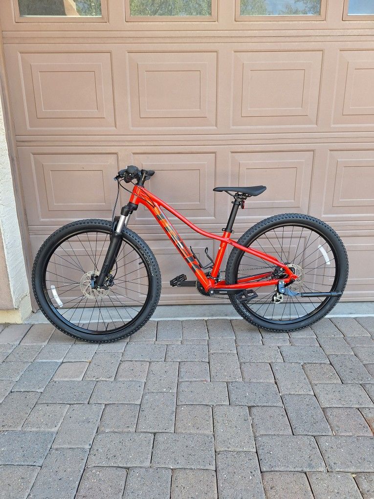 TREK MARLIN 6 MOUNTAIN BIKE 27.5 INCH LIKE NEW ( CHECK MY OTHER BIKES)