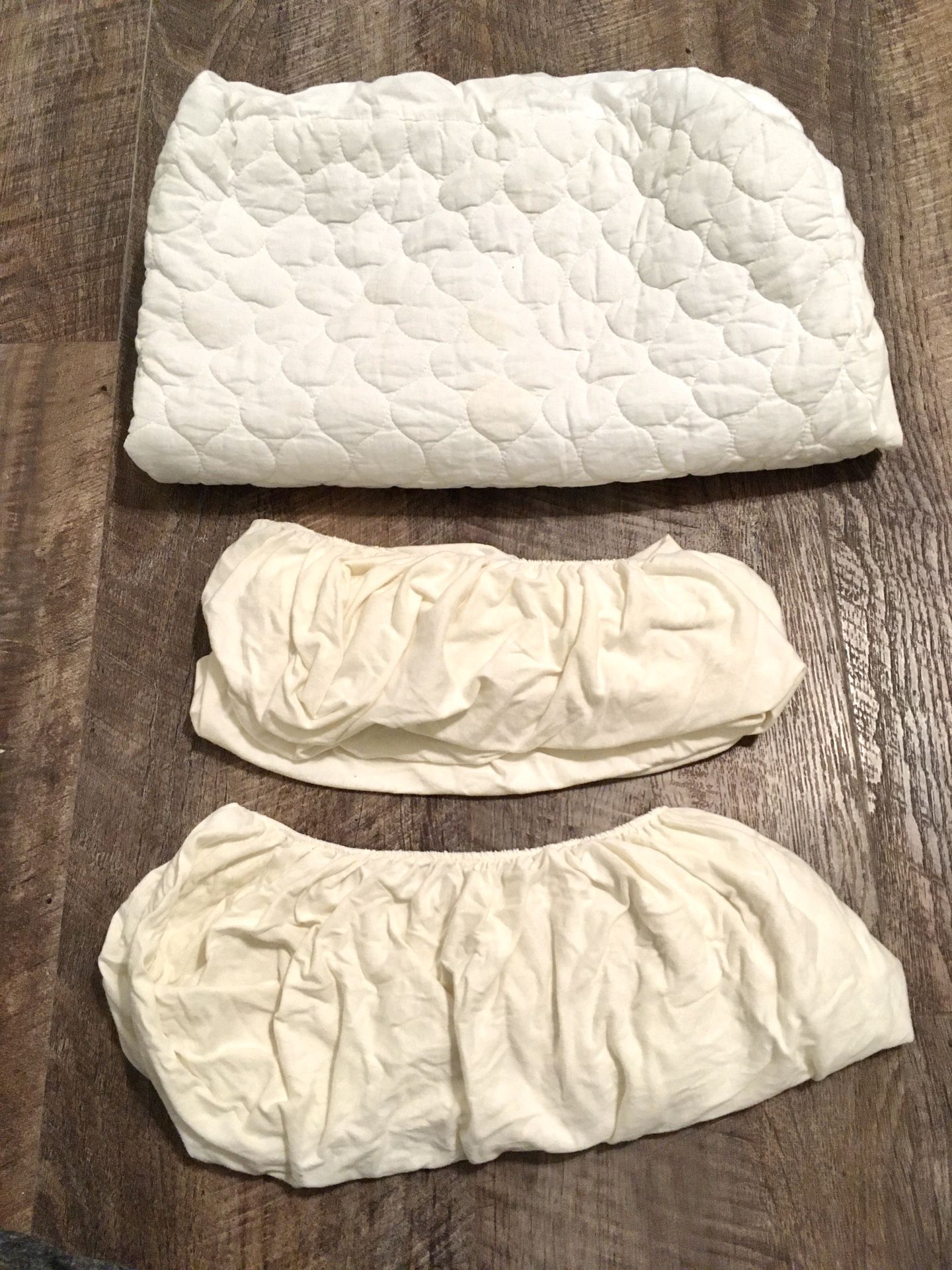 Mini-crib Mattress cover and 2 bassinet sheets