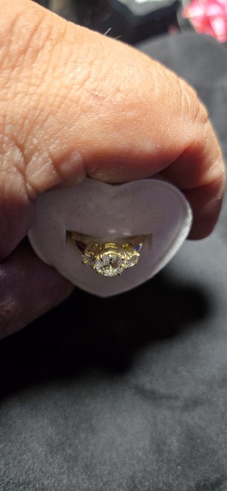tiffany & co 18k gold ring with 3 diamonds, the one in the middle is a carat Sl1, the 3 together are 1.56 carats, the middle diamond has a serial numb