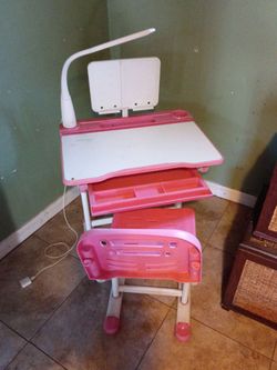 Kid desk set with lamp.