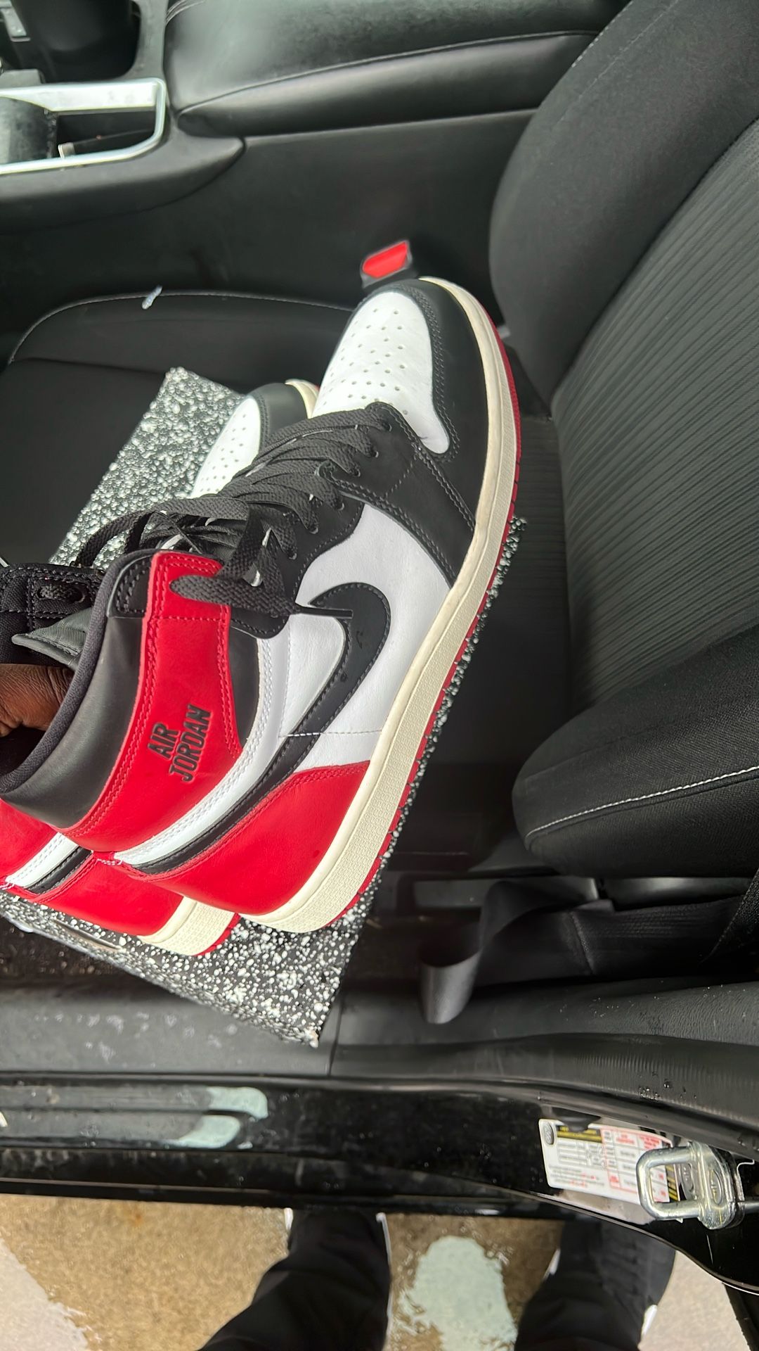 AIR JORDAN RETRO 1 HIGH SZ 10.5 No Box/ AIR JORDAN RETRO 5 Sz 11 With Box