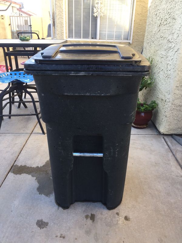 64 gallons trash can with wheels. for Sale in Las Vegas 