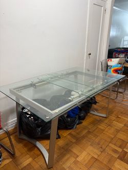 Extendable dining table