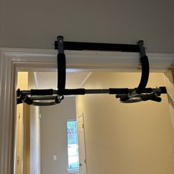 Pull up bar for doorway