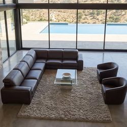 Brand New 6'6" x 9'6" Area Rug - Thomasville Luxury Shag in Tan (Retail $300)