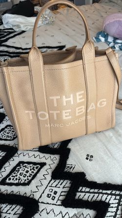 Medium leather tote bag