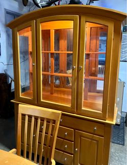 Oak dinning extension 6 side chairs, 2 arm chairs, Buffet and Hutch