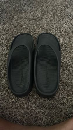 This are Nike slides for male or female